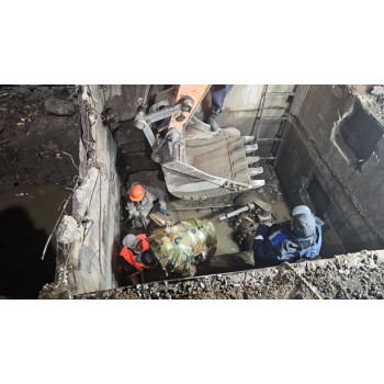 Несколько улиц в городе Алматы остаются перекрытыми из-за повреждения магистрального водопровода диаметром 500 миллиметров